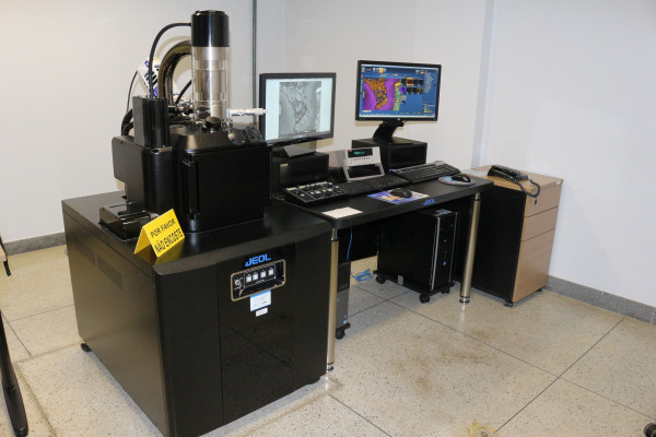 Microscópio Eletrônico de Varredura JEOL JSM IT300LV.jpg